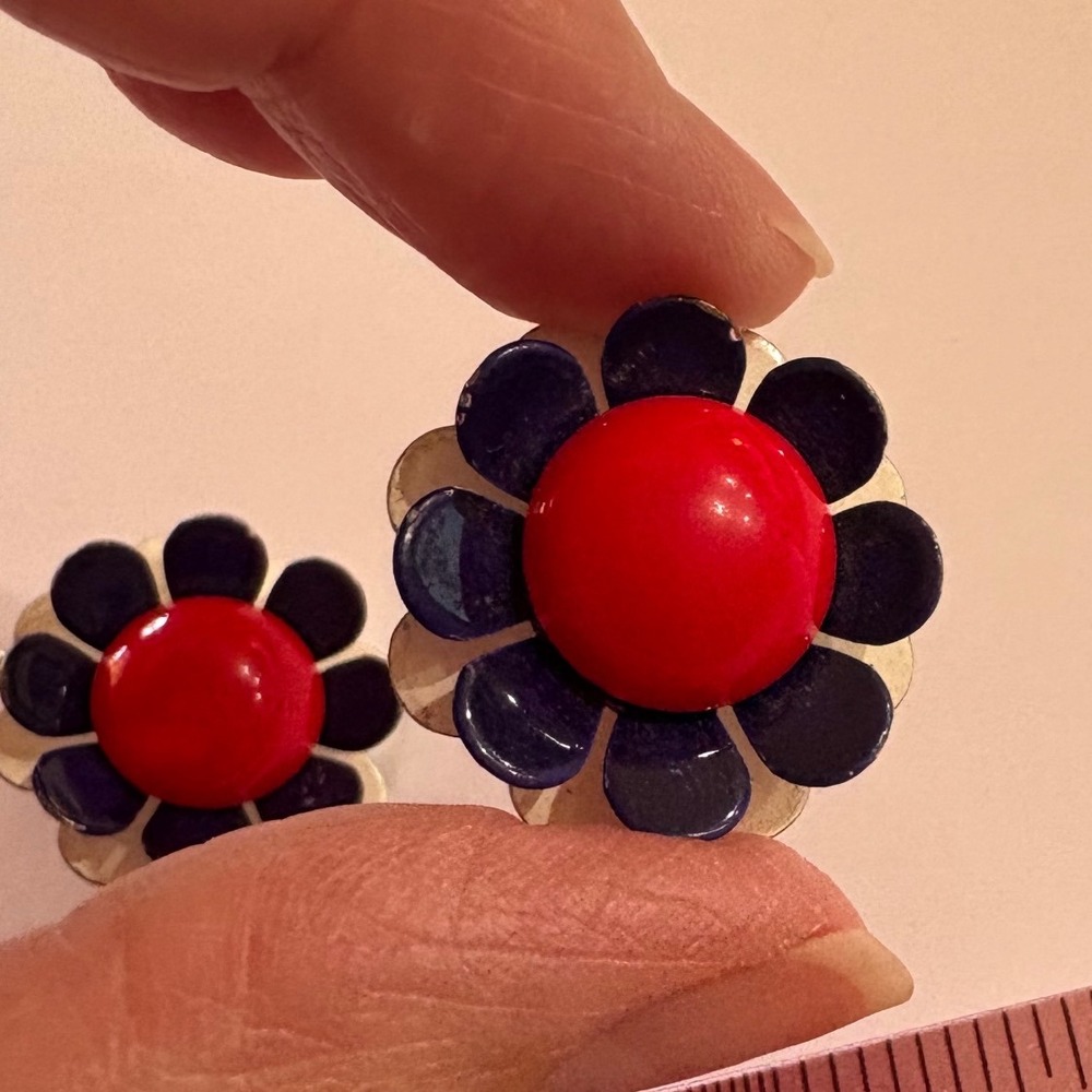 Vintage 1960s Flower Clip On Earrings Red Center Blue Petals Retro Vintage Style - Picture 10 of 10